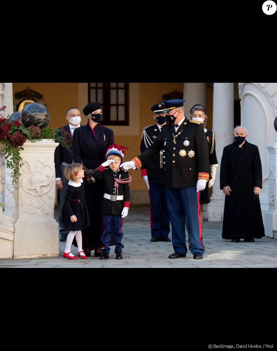 La princesse Charlène de Monaco, la princesse Gabriella de Monaco, comtesse de Carladès, le prince Jacques de Monaco, marquis des Baux, le prince Albert II de Monaco, la princesse Caroline de Hanovre - La famille princière assiste à une cérémonie de remise de médaille dans la cours du Palais de Monaco lors de la Fête Nationale 2020 de la principauté de Monaco le 19 novembre 2020. © David Nivière / Pool / Bestimage