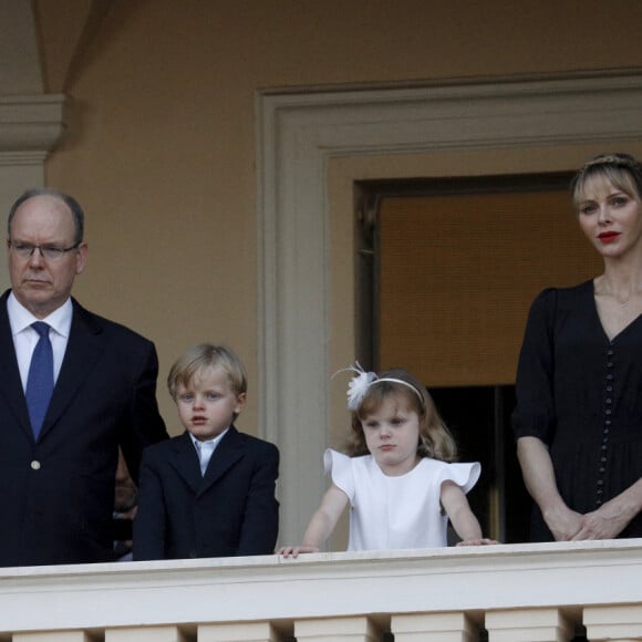 Le prince Albert II de Monaco, la princesse Charlène et leurs enfants le prince Jacques et la princesse Gabriella - La famille princière de Monaco assiste au feu de la Saint Jean dans la cours du palais princier à Monaco le 23 juin 2020. © Dylan Meiffret / Nice Matin / Bestimage