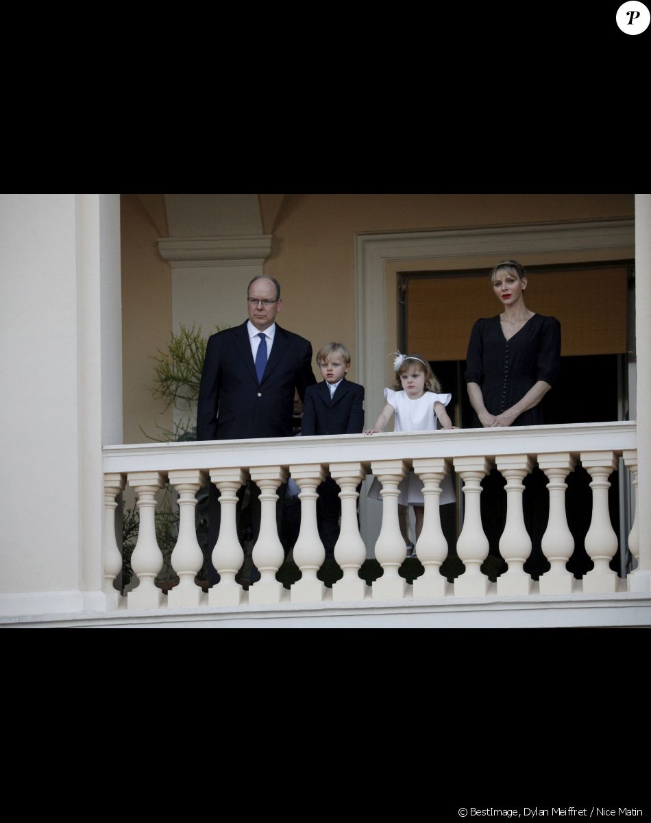 Le prince Albert II de Monaco, la princesse Charlène et leurs enfants le prince Jacques et la princesse Gabriella - La famille princière de Monaco assiste au feu de la Saint Jean dans la cours du palais princier à Monaco le 23 juin 2020. © Dylan Meiffret / Nice Matin / Bestimage