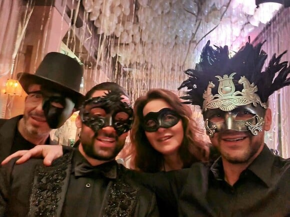 Jeanfi Janssens pose avec Péri Cochin, Florian Gazan et Hugo Manos en soirée à New York, sur Instagram.