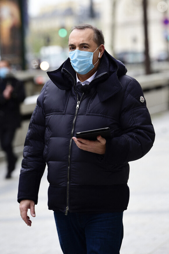 Coronavirus Covid-19 : Jean-Marc Morandini (avec un masque sur la visage) en direct pour son émission sur CNews sur les Champs-Élysées à Paris le premier du déconfinement le 11 mai 2020. © JB Autissier / Panoramic / Bestimage