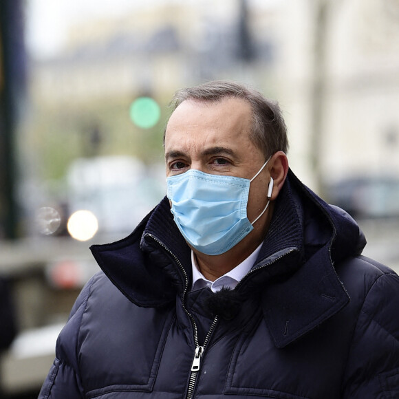 Coronavirus Covid-19 : Jean-Marc Morandini (avec un masque sur la visage) en direct pour son émission sur CNews sur les Champs-Élysées à Paris le premier du déconfinement le 11 mai 2020. © JB Autissier / Panoramic / Bestimage