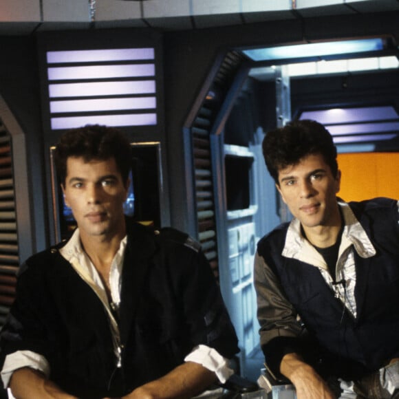 En France, à Paris, Igor et Grichka Bogdanoff (Bogdanov) sur un plateau de télévision en octobre 1985.
