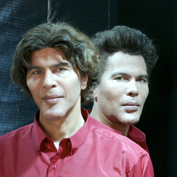 Dans les Studios de Saint-Ouen, Igor et Grichka Bogdanoff (Bogdanov) posant le 7 octobre 2002.