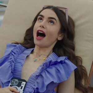 Lily Collins dans la bande-annonce de la saison 2 de la série "Emily in Paris". Le 27 septembre 2021.