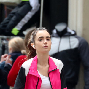 Lily Collins fait un jogging dans les rues déconfinées de Paris, à l'occasion d'une scène du tournage de la saison 2 de la série "Emily in Paris". Le 19 mai 2021.