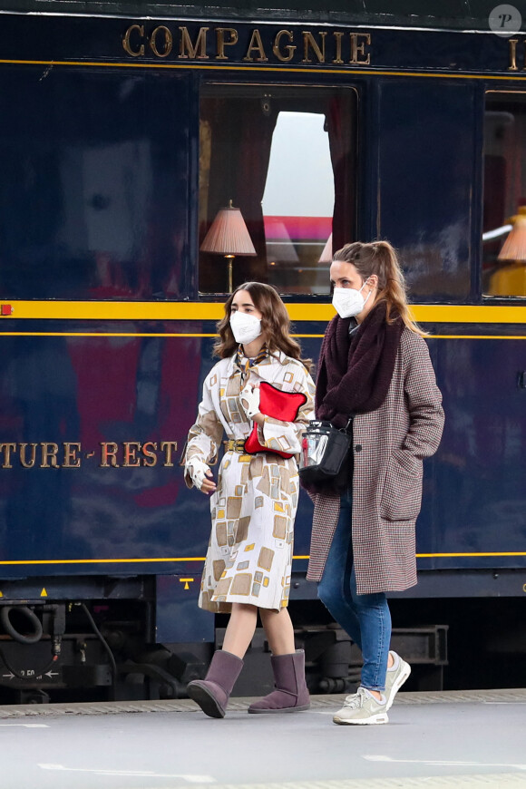 Lily Collins tourne une scène de la série "Emily in Paris" à la Gare de l'Est le 18 mai 2021.