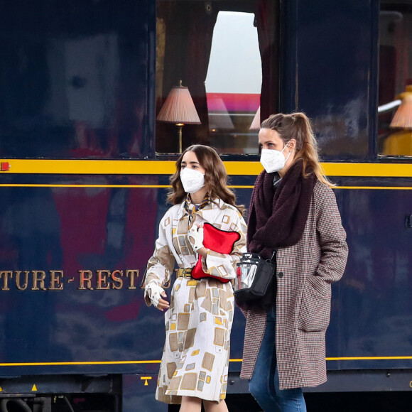 Lily Collins tourne une scène de la série "Emily in Paris" à la Gare de l'Est le 18 mai 2021.