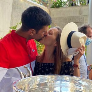 Novak Djokovic embrassant sa femme Jelena après avoir remporté la finale de Roland-Garros face à Stefanos Tsitsipas.