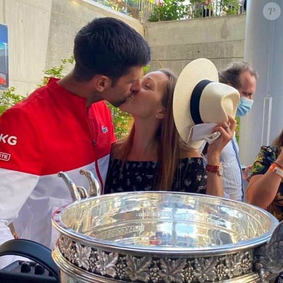 Novak Djokovic embrassant sa femme Jelena après avoir remporté la finale de Roland-Garros face à Stefanos Tsitsipas.