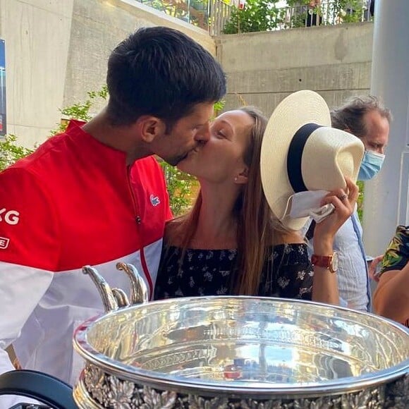 Novak Djokovic embrassant sa femme Jelena après avoir remporté la finale de Roland-Garros face à Stefanos Tsitsipas.