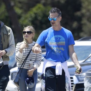 Sarah Michelle Gellar en balade avec son mari Freddie Prinze Jr. et ses enfants Charlotte et Rocky dans les rues de Pacific Palisades, le 25 mai 2019 