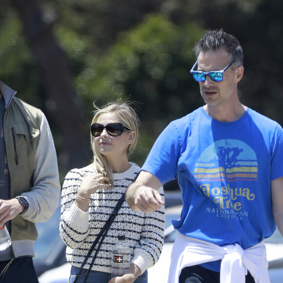 Sarah Michelle Gellar en balade avec son mari Freddie Prinze Jr. et ses enfants Charlotte et Rocky dans les rues de Pacific Palisades, le 25 mai 2019 