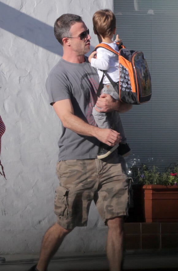 Freddie Prinze Jr. et son fils Rocky se promènent à Santa Monica, le 26 octobre 2015.