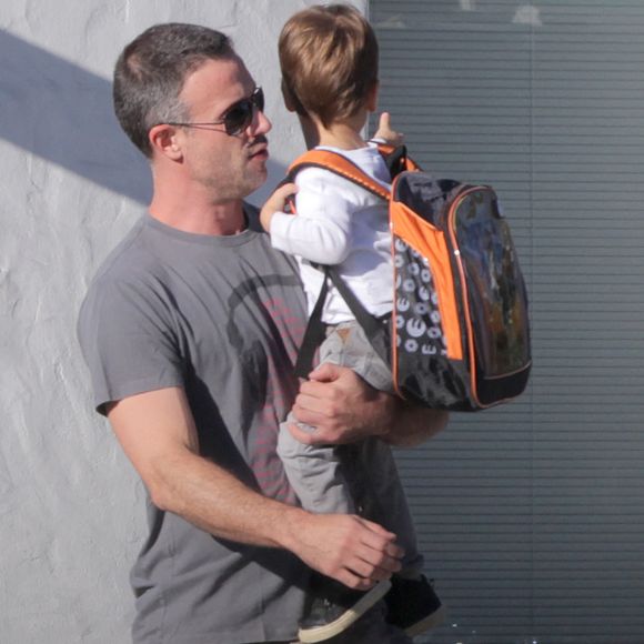 Freddie Prinze Jr. et son fils Rocky se promènent à Santa Monica, le 26 octobre 2015.