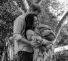 Le prince Harry, Meghan Markle (enceinte) et leur fils Archie. Portrait réalisé dans leur jardin de Montecito, à distance par le photographe Misan Harriman. 2021