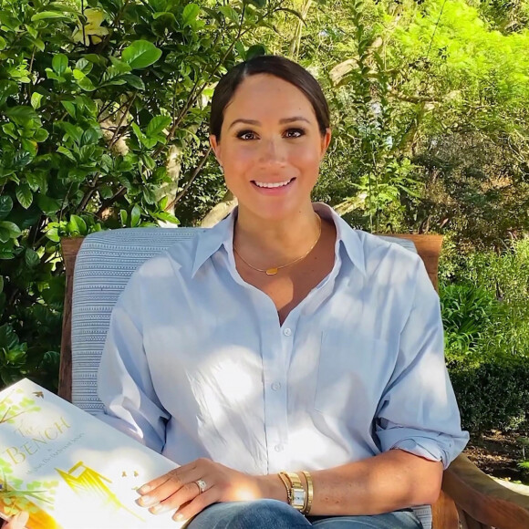 Meghan Markle présente son premier livre pour enfants "The Bench", illustré par C.Robinson et relatant la relation entre un père et son fils, vue par les yeux de sa mère. Los Angeles. Le 27 octobre 2021.