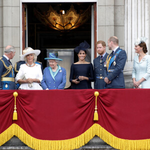 Le prince Charles, Camilla Parker Bowles, duchesse de Cornouailles, la reine Elisabeth II d'Angleterre, Meghan Markle, duchesse de Sussex (habillée en Dior Haute Couture par Maria Grazia Chiuri), le prince Harry, duc de Sussex, le prince William, duc de Cambridge, Kate Catherine Middleton, duchesse de Cambridge, la princesse Anne - La famille royale d'Angleterre lors de la parade aérienne de la RAF pour le centième anniversaire au palais de Buckingham à Londres.