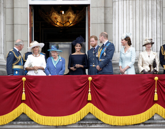 Le prince Charles, Camilla Parker Bowles, duchesse de Cornouailles, la reine Elisabeth II d'Angleterre, Meghan Markle, duchesse de Sussex (habillée en Dior Haute Couture par Maria Grazia Chiuri), le prince Harry, duc de Sussex, le prince William, duc de Cambridge, Kate Catherine Middleton, duchesse de Cambridge, la princesse Anne - La famille royale d'Angleterre lors de la parade aérienne de la RAF pour le centième anniversaire au palais de Buckingham à Londres.