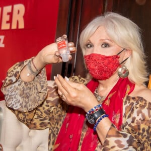 Amanda Lear est de retour à Saint-Tropez et pose chez Sénéquier avec un masque le 26 juin 2020. © Patrick Carpentier/Bestimage