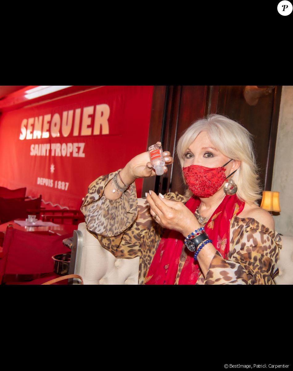 Amanda Lear est de retour à Saint-Tropez et pose chez Sénéquier avec un masque le 26 juin 2020. © Patrick Carpentier/Bestimage