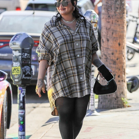 Paris Hilton et Demi Lovato font du shopping pour halloween à West Hollywood le 13 octobre 2021.