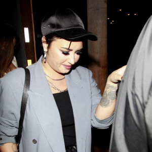 Demi Lovato sort d'un dîner au restaurant Craig avec une inconnue à West Hollywood le 15 août 2021. 