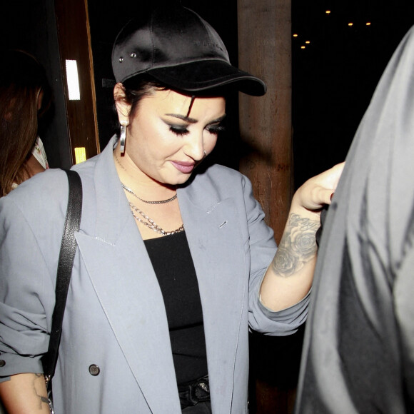 Demi Lovato sort d'un dîner au restaurant Craig avec une inconnue à West Hollywood le 15 août 2021. 