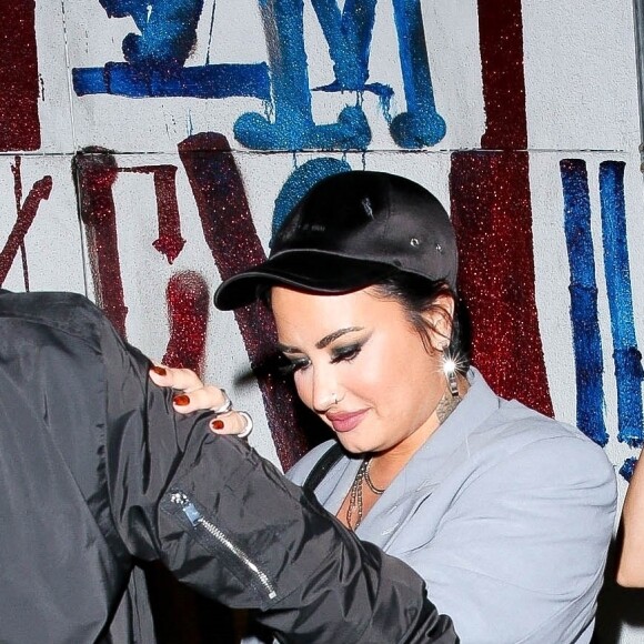 Demi Lovato sort d'un dîner au restaurant Craig avec une inconnue à West Hollywood le 15 août 2021. 