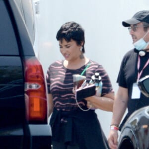 Demi Lovato et Valérie Bertinelli arrivent sur le tournage de leur nouvelle série "Hungry" à Los Angeles, le 15 juillet 2021. 