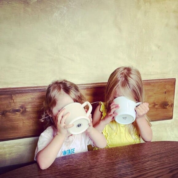 Lola et Billie, les filles de Pierre Niney et Natasha Andrews, Instagram, 2021.