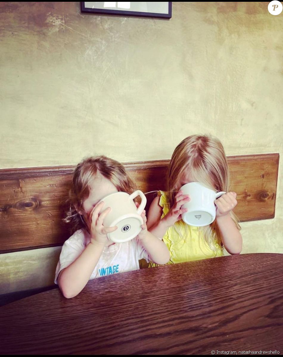 Lola et Billie, les filles de Pierre Niney et Natasha Andrews, Instagram, 2021.