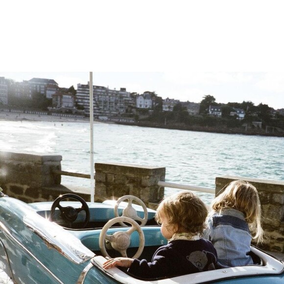 Billie et Lola, les deux filles de Pierre Niney et Natasha Andrews, sur Instagram, 2020.