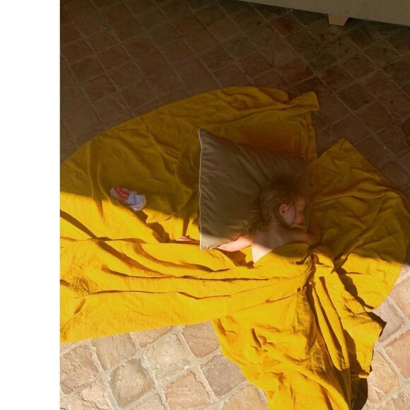 Lola, la fille aînée de Pierre Niney et sa compagne Natasha Andrews, sur Instagram, 2020.