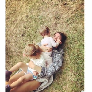 Natasha Andrews, la compagne de Pierre Niney, avec leurs filles Lola et Billie, sur Instagram, juillet 2020.