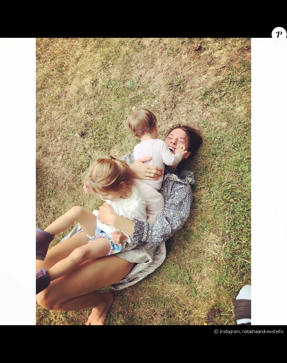 Natasha Andrews, la compagne de Pierre Niney, avec leurs filles Lola et Billie, sur Instagram, juillet 2020.