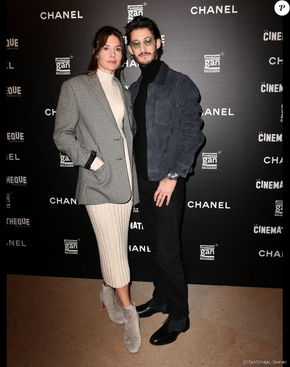 Pierre Niney et sa femme Natasha Andrew - Avant première du film "Amants" lors de la soirée d'ouverture de la rétrospective Nicole Garcia à la cinémathèque française à Paris le 15 novembre 2021. © Veeren/Bestimage