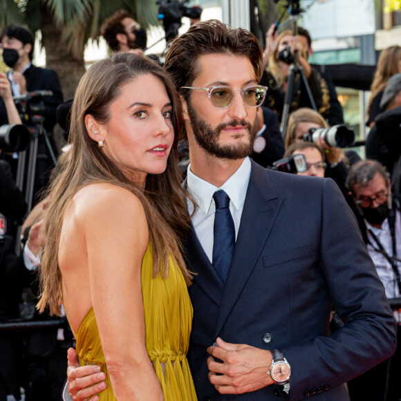 Pierre Niney et sa femme Natasha Andrews - Montée des marches du film " OSS 117 : Alerte rouge en Afrique Noire " lors du 74ème Festival International du Film de Cannes. © Borde-Jacovides-Moreau / Bestimage