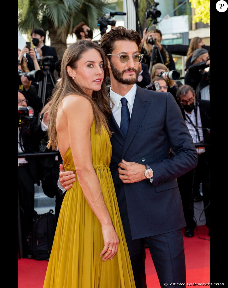 Pierre Niney et sa femme Natasha Andrews - Montée des marches du film " OSS 117 : Alerte rouge en Afrique Noire " lors du 74ème Festival International du Film de Cannes. © Borde-Jacovides-Moreau / Bestimage