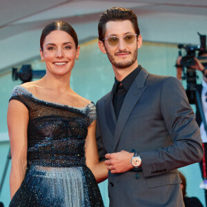 Pierre Niney et sa femme Natasha Andrews - Red carpet du film "Amants" lors de la 77ème édition du Festival international du film de Venise, la Mostra.