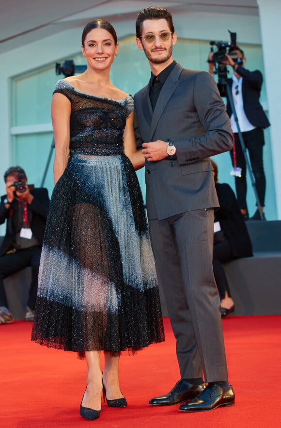 Pierre Niney et sa femme Natasha Andrews - Red carpet du film "Amants" lors de la 77ème édition du Festival international du film de Venise, la Mostra.