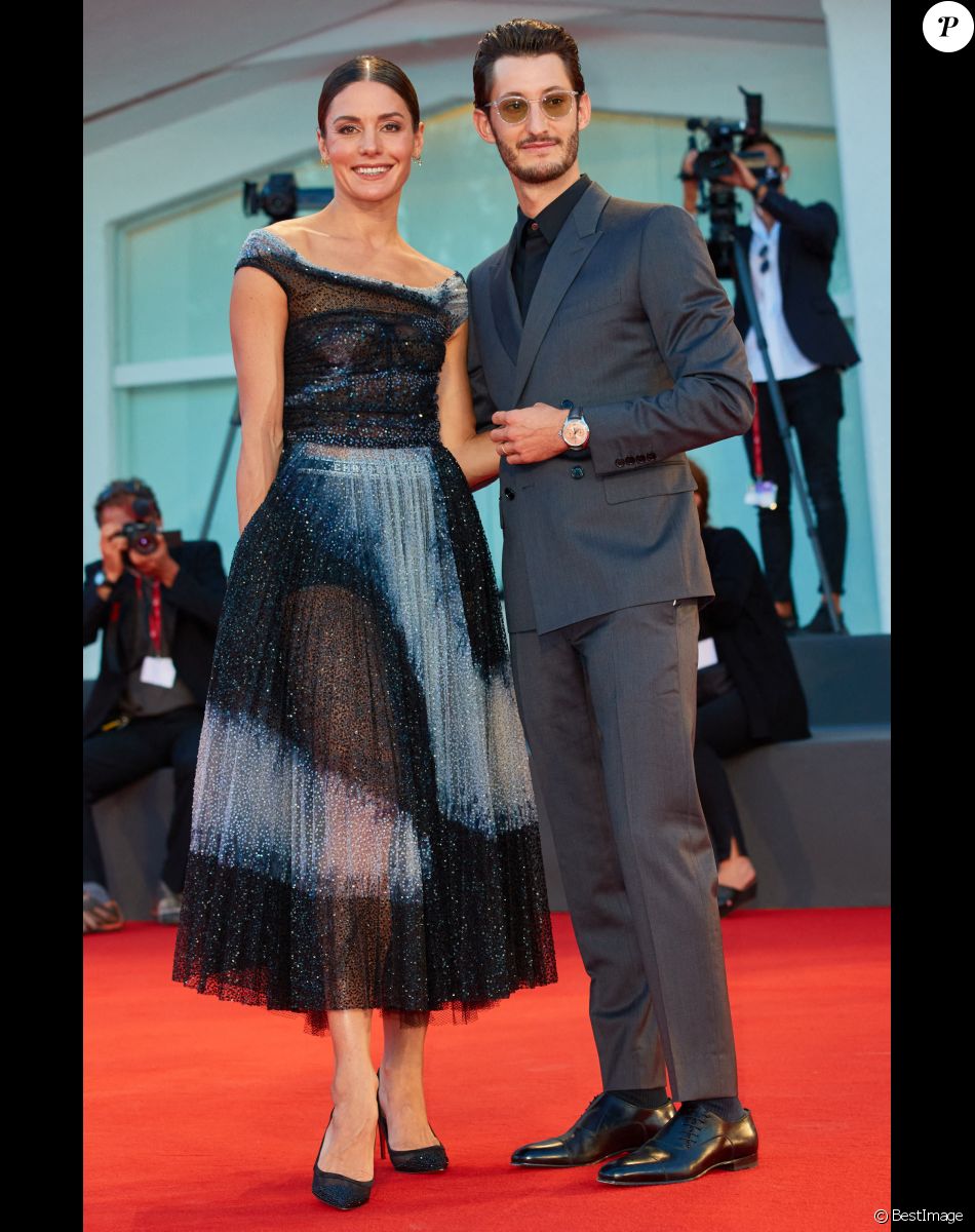 Pierre Niney et sa femme Natasha Andrews - Red carpet du film "Amants" lors de la 77ème édition du Festival international du film de Venise, la Mostra.