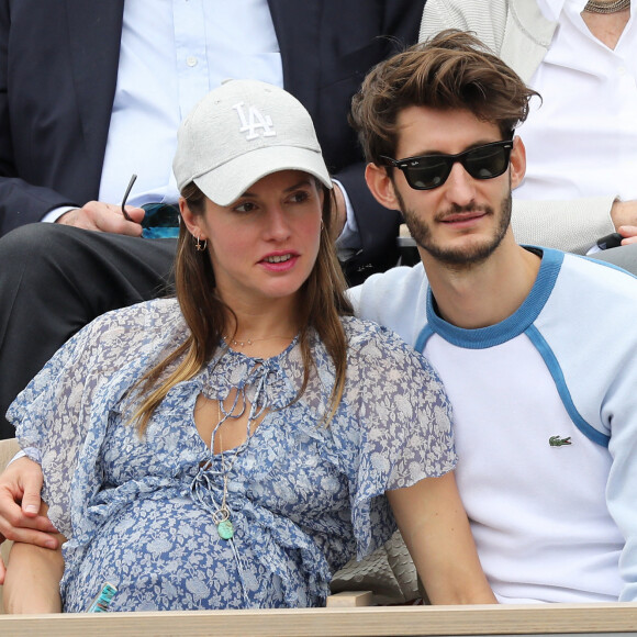 Pierre Niney et sa compagne Natasha Andrews (enceinte) - Célébrités dans les tribunes des internationaux de France de tennis de Roland Garros à Paris, France, le 9 juin 2019. © Jacovides-Moreau/Bestimage