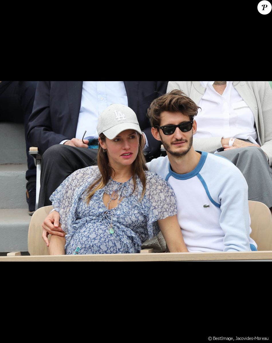 Pierre Niney et sa compagne Natasha Andrews (enceinte) - Célébrités dans les tribunes des internationaux de France de tennis de Roland Garros à Paris, France, le 9 juin 2019. © Jacovides-Moreau/Bestimage