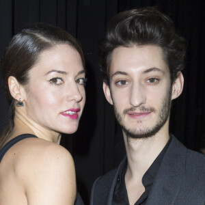 Pierre Niney et sa compagne Natasha Andrews - People au défilé de mode hommes Dior collection prêt-à-porter Automne Hiver 2015/2016 au Tennis Club de Paris le 24 janvier 2015.