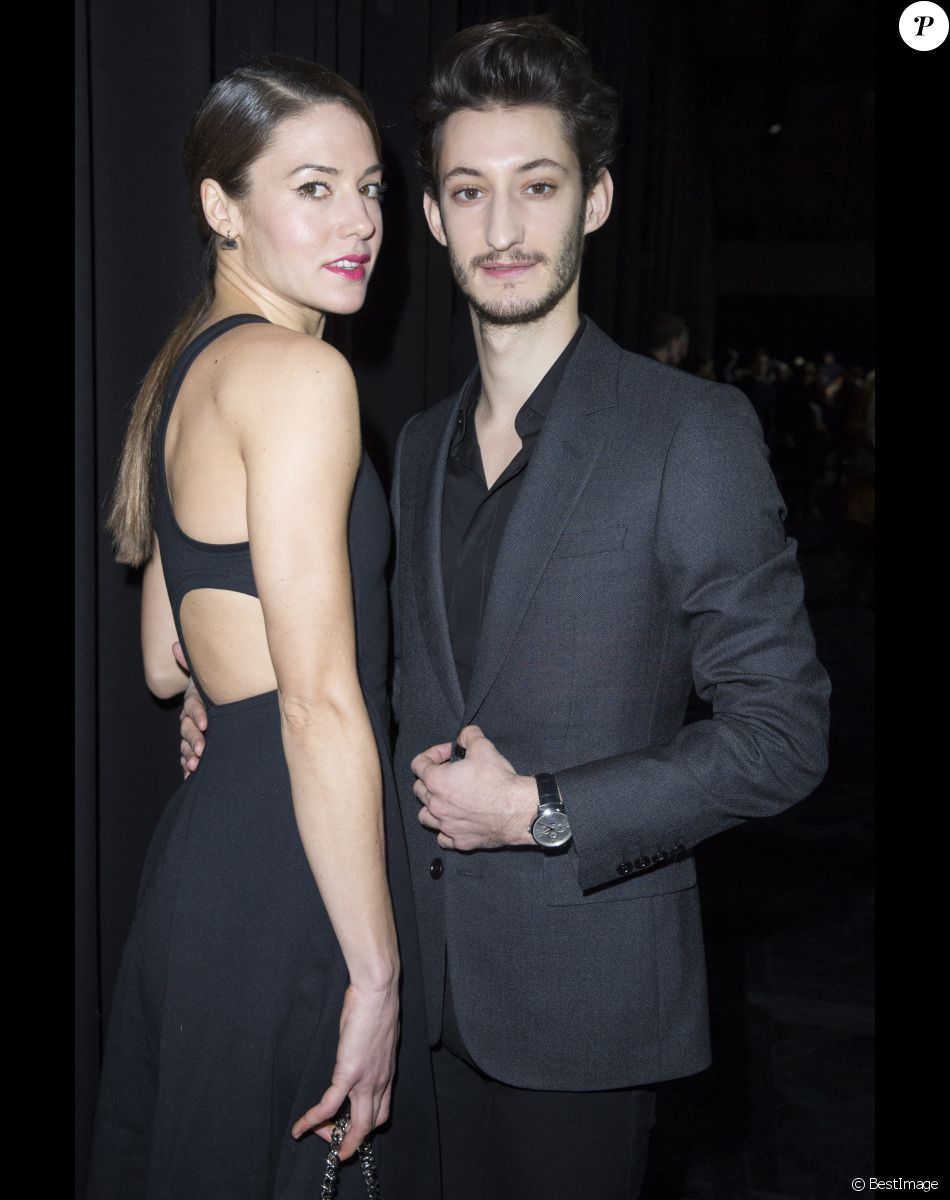 Pierre Niney et sa compagne Natasha Andrews - People au défilé de mode hommes Dior collection prêt-à-porter Automne Hiver 2015/2016 au Tennis Club de Paris le 24 janvier 2015.