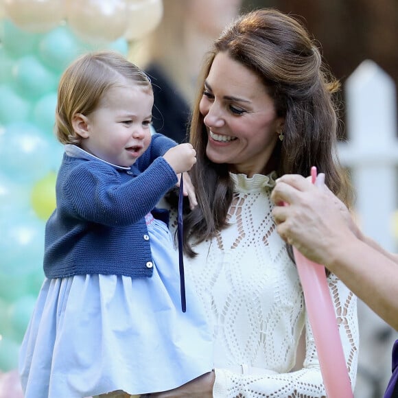 Le prince William, duc de Cambridge et Catherine (Kate) Middleton, duchesse de Cambridge, accompagnés de leurs enfants, le prince Georges et la princesse Charlotte, à une fête organisée pour les enfants dans les jardins de la Maison du Gouvernement à Victoria. Canada, le 29 septembre 2016.