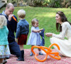 Le prince William, duc de Cambridge et Catherine (Kate) Middleton, duchesse de Cambridge, accompagnés de leurs enfants, le prince Georges et la princesse Charlotte, à une fête organisée pour les enfants dans les jardins de la Maison du Gouvernement à Victoria. Canada, le 29 septembre 2016.