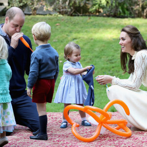 Le prince William, duc de Cambridge et Catherine (Kate) Middleton, duchesse de Cambridge, accompagnés de leurs enfants, le prince Georges et la princesse Charlotte, à une fête organisée pour les enfants dans les jardins de la Maison du Gouvernement à Victoria. Canada, le 29 septembre 2016.