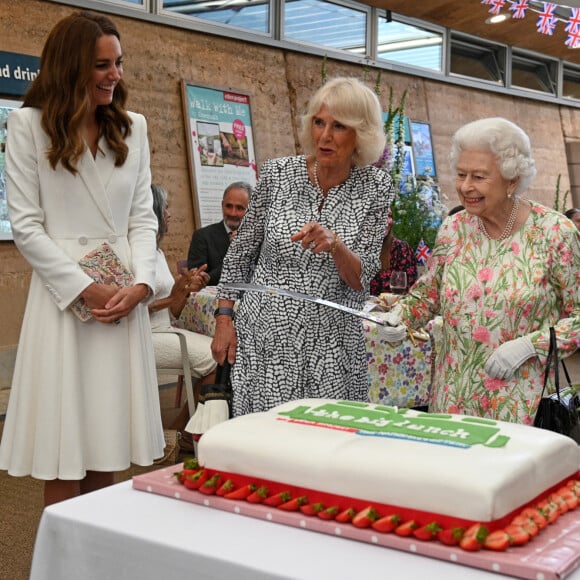 La reine Elisabeth II, Camilla Parker Bowles, duchesse de Cornouailles, et Catherine Kate Middleton, duchesse de Cambridge, participent au Big Lunch Initiative en marge du sommet du G7 à Saint Ives le 11 juin 2021.